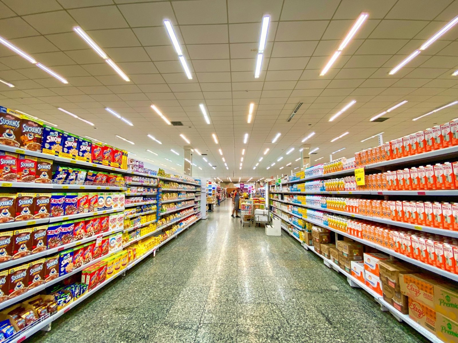 Hell beleuchteter Gang in einem Supermarkt